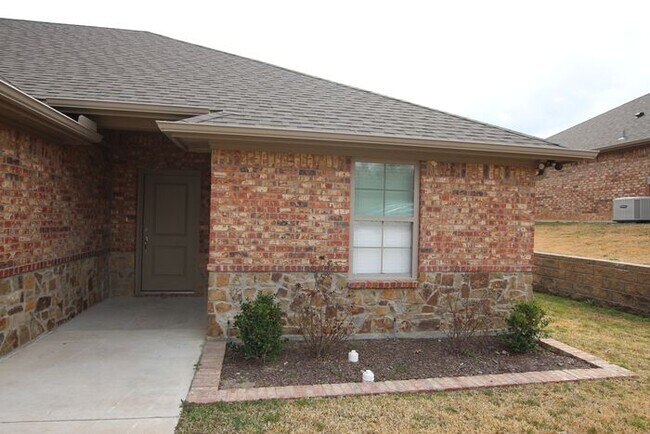 Photo - Beautiful 3 Bedroom 2 Bathroom Townhouse in South Tyler!