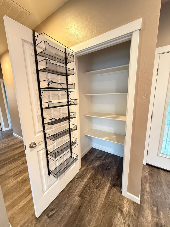 Photo - Quiet Cul-De-Sac Living in White City