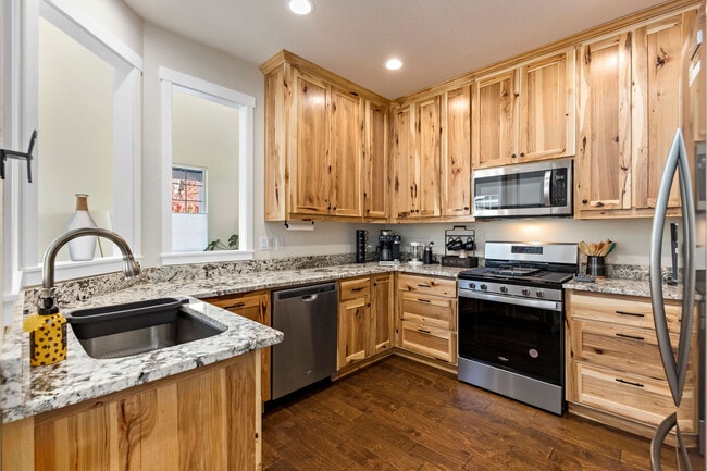 Photo - 1019 SW J St