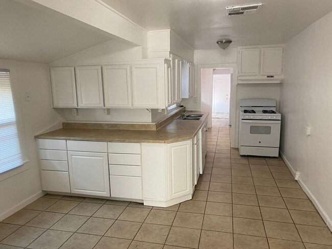 Photo - 351 N D St