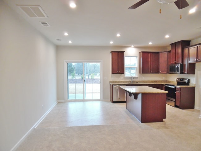 Photo - 111 Roundtree Dr