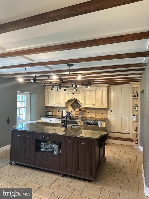 Photo - 553 Worthington Rd