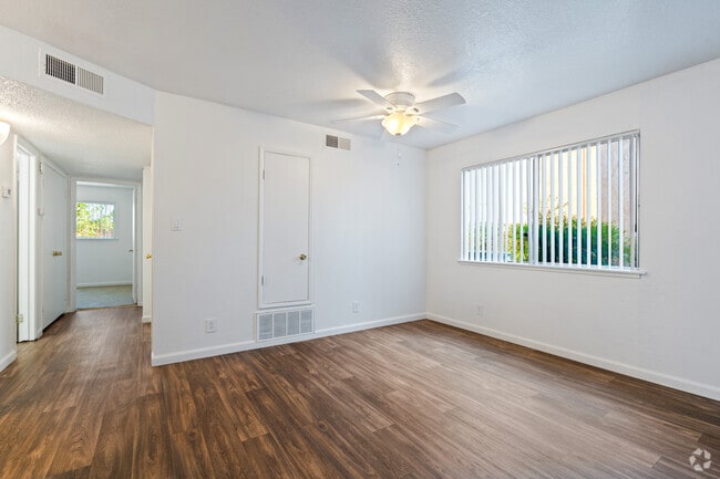 2BR, 1BA - 915SF - Dining Room