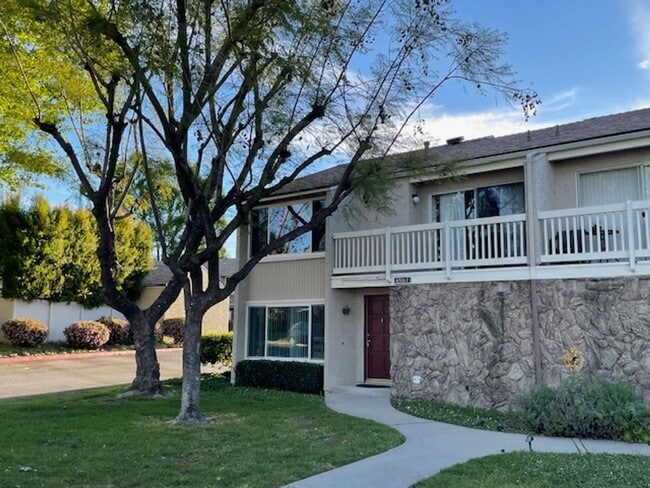 Building Photo - Moorpark 3 bed 2.5 bath Townhome close to Moorpark College