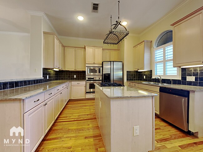 Photo - 321 Sandman St