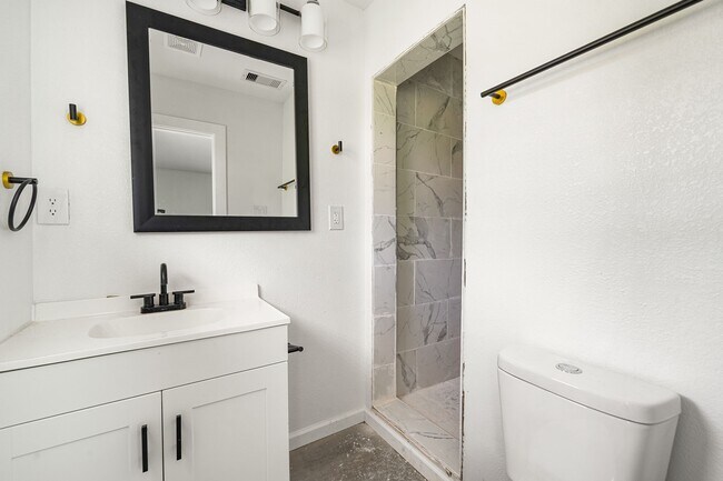 Photo - 404 Glenmore Dr