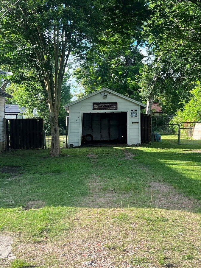 Photo - 122 W Pecan Ln