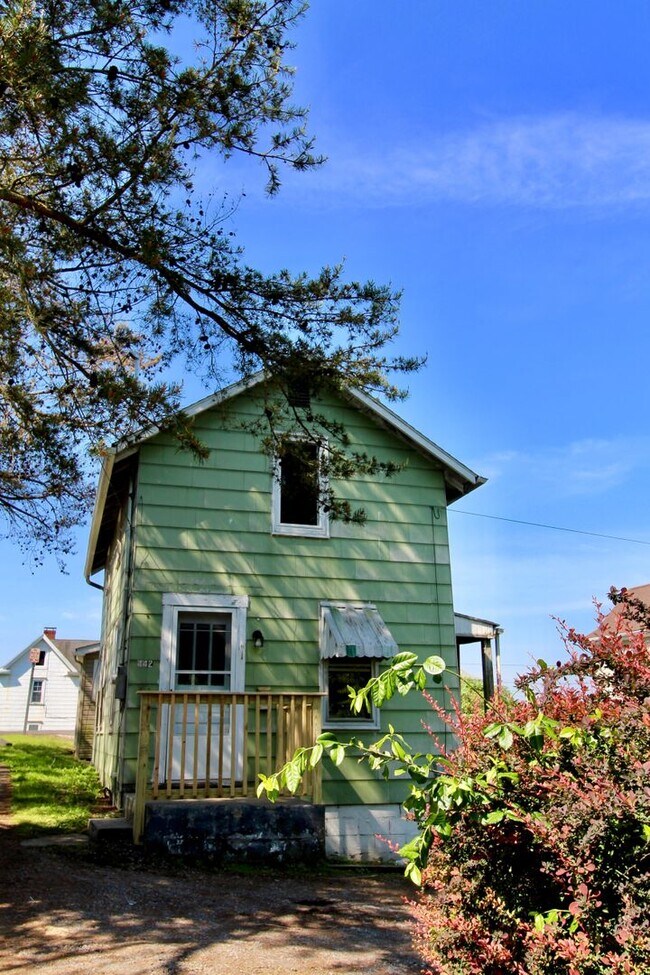 Small house in Wiles Hill section of Morga... - Small house in Wiles Hill section of Morga...