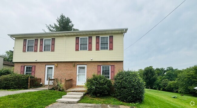 Building Photo - 3 Bedroom 1.5 Bath Townhouse