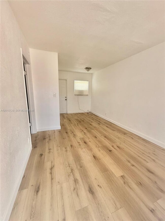 Building Photo - 125 SW 5th Ct Unit 3