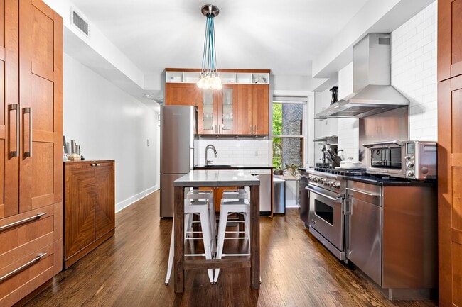 Building Photo - 1112 Hudson St Unit 2R Rental