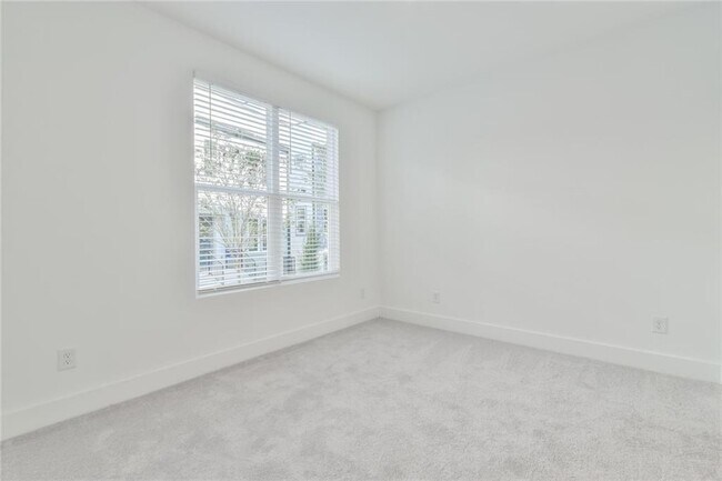 Photo - 490 Harmony Ter NW