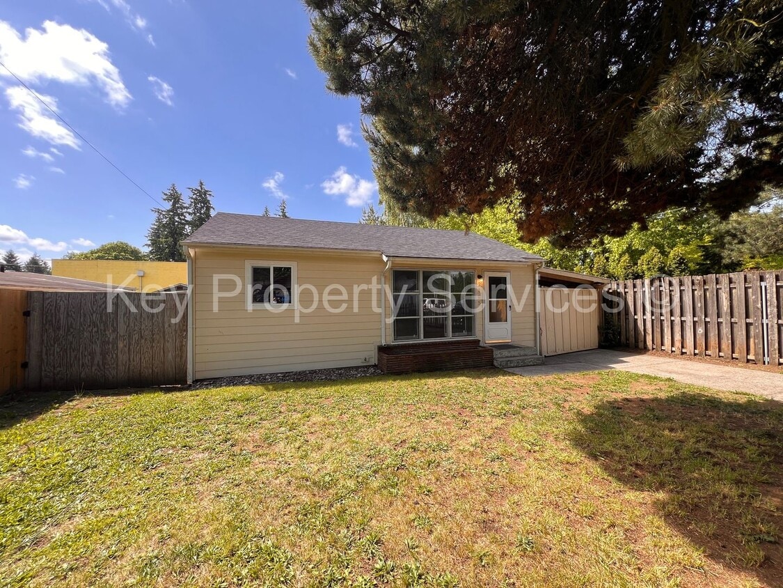 Cozy Two Bedroom House with Large Yard - Cozy Two Bedroom House with Large Yard