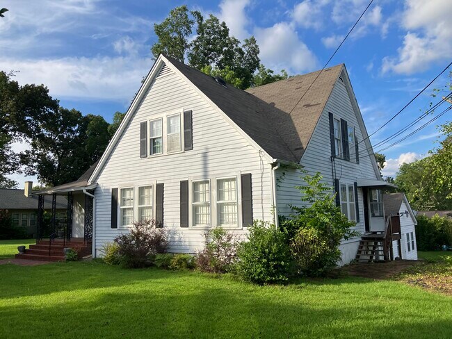 Photo - 402 4th Ave NE House