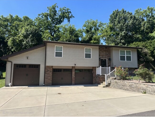 Building Photo - 3 bedrooms, 3 bath, 3 car garage Rental