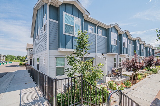 Photo - 1047 Oak Cir