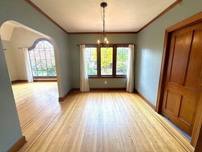 Photo - Eastmoreland 2 Bedroom Home with Yard and ...