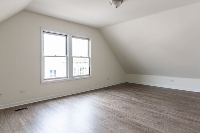 Photo - HUGE 3BR/2BA Duplex UP Close to Blue Line  NO SECURITY DEPOSIT! Unit 38-2F