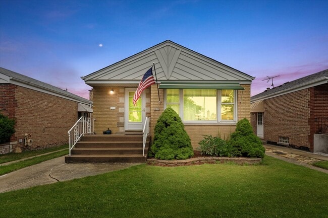 Building Photo - 5139 S Narragansett Ave Rental