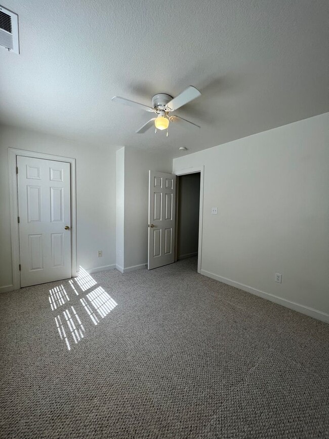 Photo - 106 Streamwood Dr
