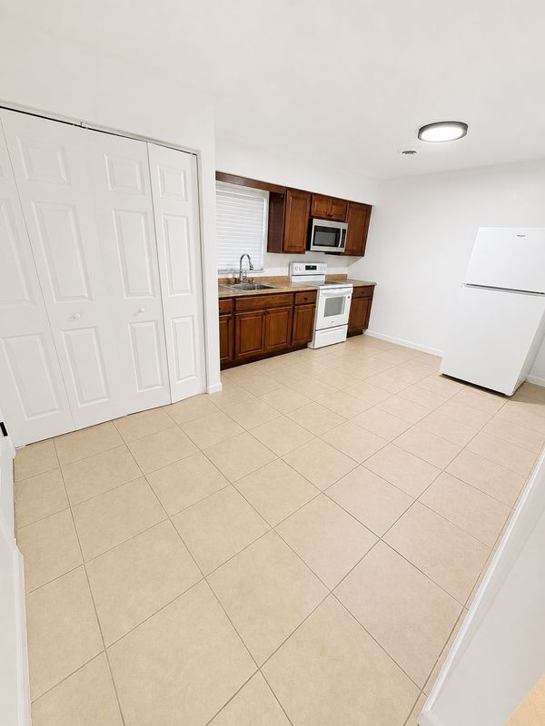 1712-1712 NE 71ST PLACE