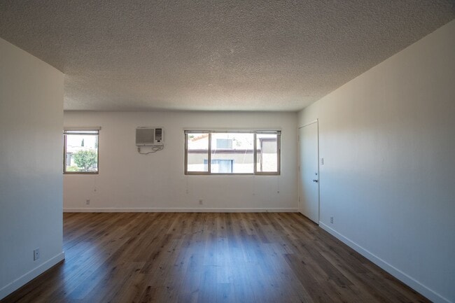 Photo - 6512 Woodman Ave Unit 09