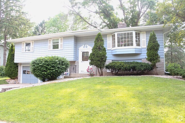 Building Photo - 918 Chapel Hill Rd Rental