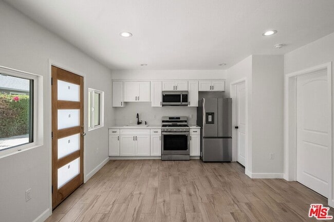 Building Photo - 2231 Laverna Ave Unit 2231 1/2 Rental