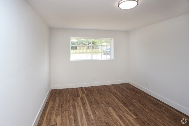 1BR, 1BA - 500 SF