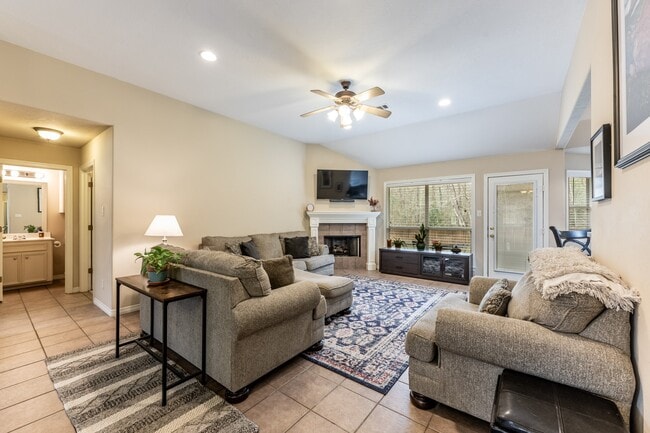 Photo - 3658 Redbud Ln