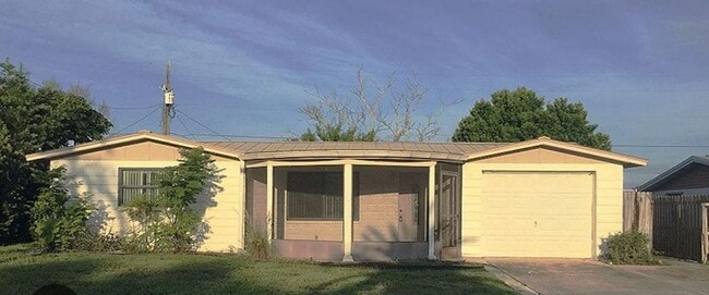 Building Photo - Cozy 4/2 in Holiday Rental