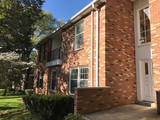 West side of exterior - 22 Williamsburg Cir Unit 22