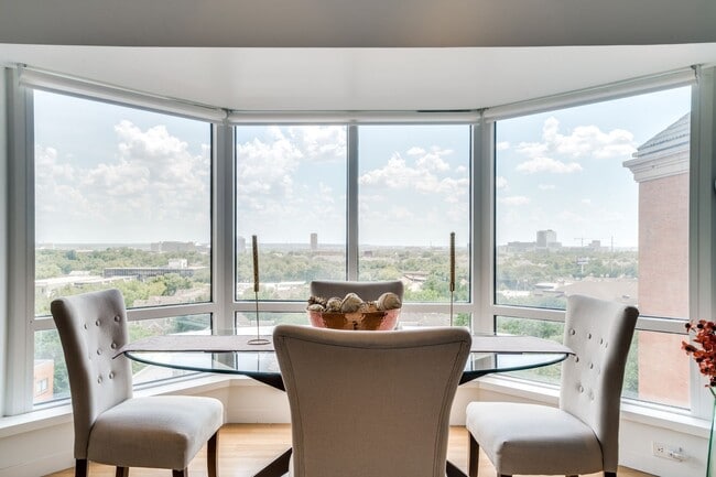 Building Photo - Gorgeous 9th Floor 1/1.5 Condo For Rent!