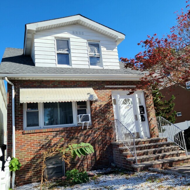 Building Photo - 1310 72nd St Unit 2