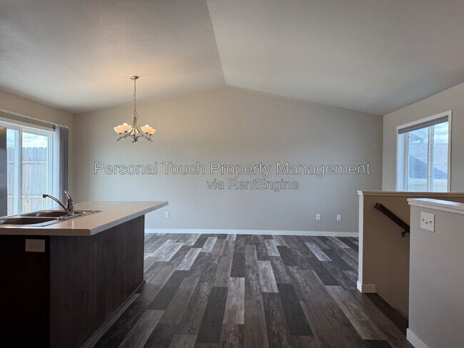 Photo - 1067 Barnes Dr W