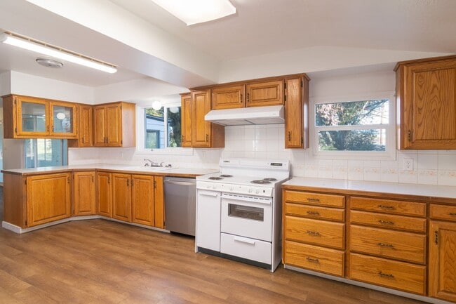 Photo - Quaint Farmhouse near Silverlake!