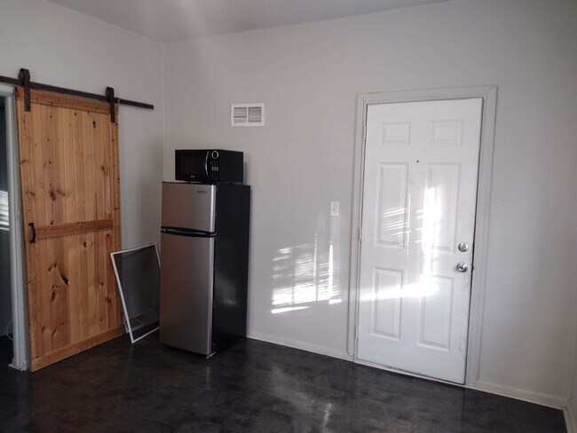 910 W 8th St Unit 2