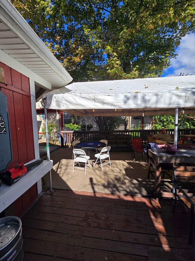 Back Deck with tent - 41 Main St Apartamentos