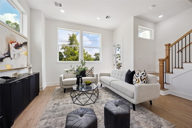 Photo - 835 Rachel St