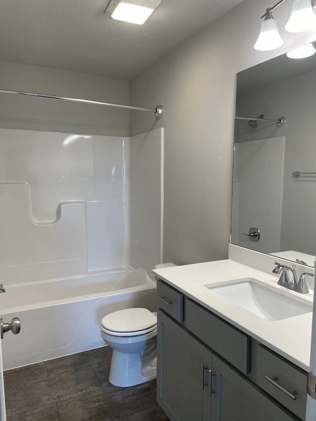 Photo - FREE RENT SPECIAL! 3 bedroom 3 bathroom Single-Family Home in Urbandale, IA