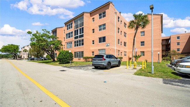 Building Photo - 2861 Somerset Dr Unit 301