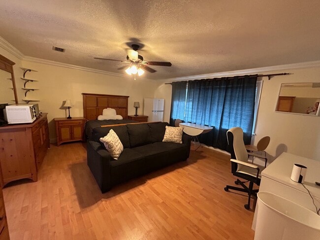 Large master room nicely furnished - 630 NW 7th Ave Unit 3