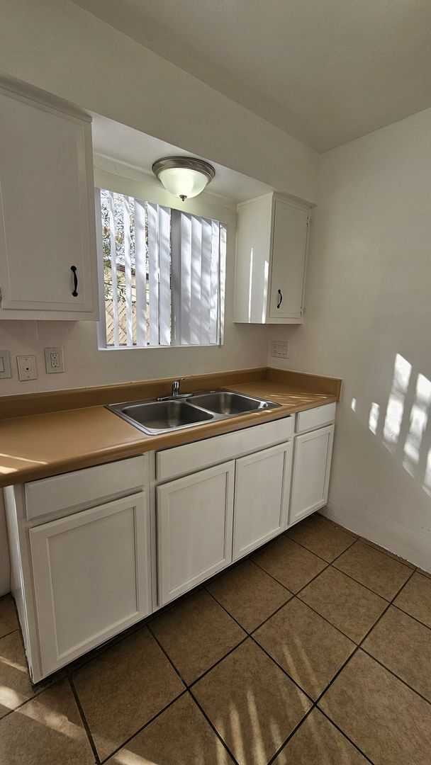 Photo - 1 month free rent move in promotion! 2 Bed 1 Bath Eastside Apartment! Unidad Bev1620-02