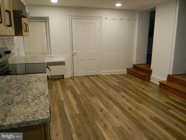 Photo - 863 Lombard Rd