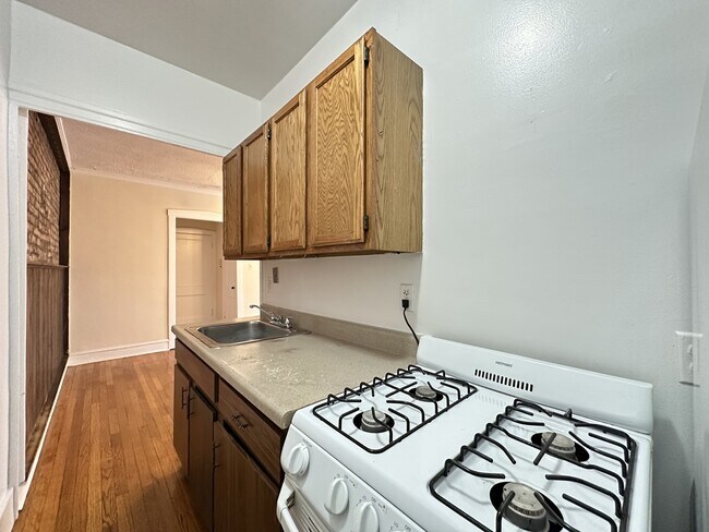 Photo - 934 W Cornelia Ave Unit J04W