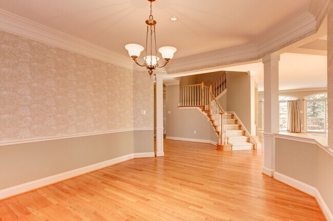 Photo - Lovely and Sought After Home for Rent in t...