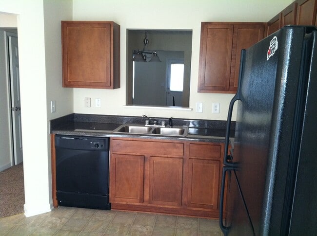 Photo - 7160 Grosbeak St