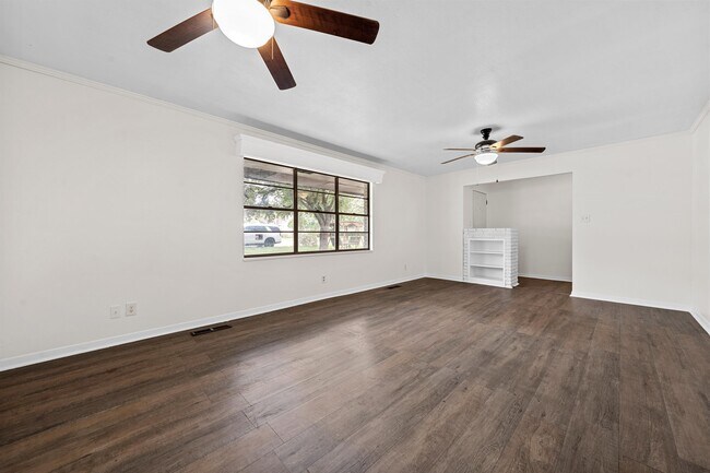 Photo - 733 W 5th St