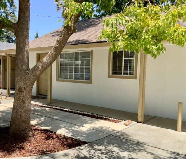 Building Photo - Absolutely ADORABLE/Spacious 2/2 Duplex! ... Rental