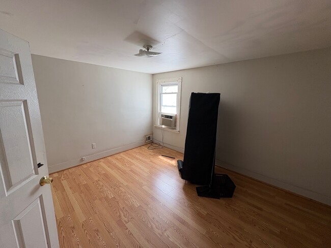 Photo - 207 Dunseith St Unidad ROOM FOR RENT